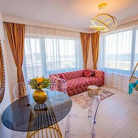 Summerland Luxury Velvet Front Sea View Apartment Mamaia