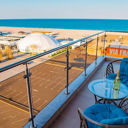 Summerland Luxury Velvet Front Sea View Apartment Mamaia
