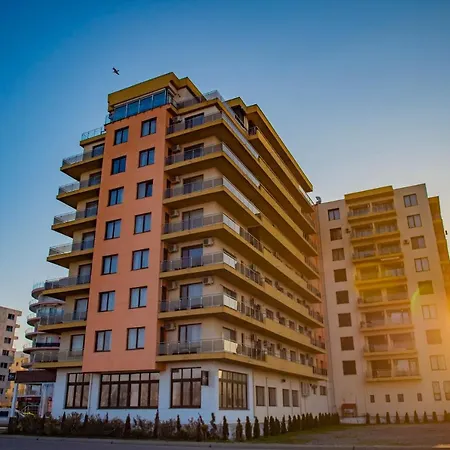 Summerland Luxury Velvet Front Sea View Apartment Mamaia