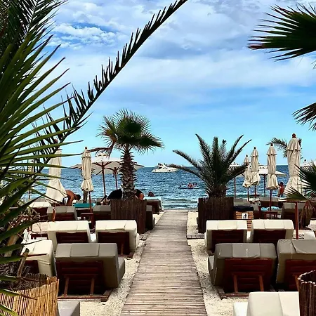 Summerland Luxury Velvet Front Sea View Apartment Mamaia