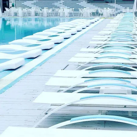 Summerland Luxury Velvet Front Sea View Apartment Mamaia