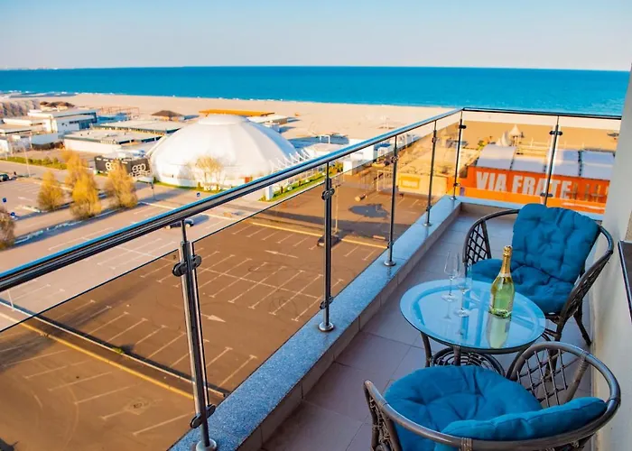 Summerland Luxury Velvet Front Sea View Apartment Mamaia