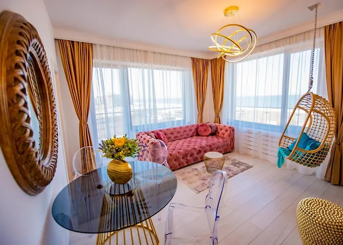 Summerland Luxury Velvet Front Sea View Apartment Mamaia