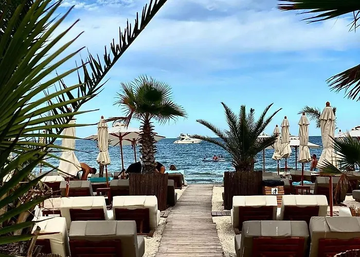 Summerland Luxury Velvet Front Sea View Apartment Mamaia