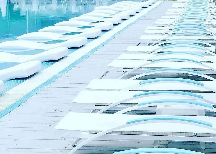 Summerland Luxury Velvet Front Sea View Apartment Mamaia